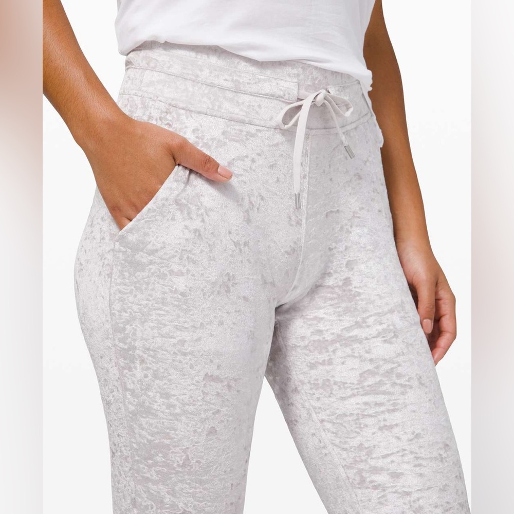 Lululemon Ready To Crush High Rise Velvet Joggers in Chrome Size 6 - Picture 3 of 11